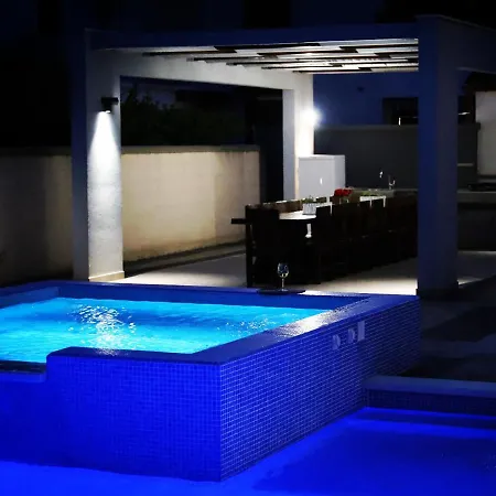 Istriatica, House For 18 + 2 Persons, 200 M From The Beach, Pool, Jacuzzi, Sauna Villa