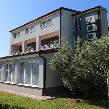 Villa Istriatica, House For 18 + 2 Persons, 200 M From The Beach, Pool, Jacuzzi, Sauna Medulin