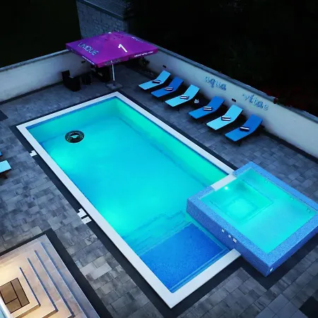 Istriatica, House For 18 + 2 Persons, 200 M From The Beach, Pool, Jacuzzi, Sauna