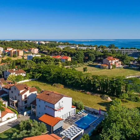 Villa Istriatica, House For 18 + 2 Persons, 200 M From The Beach, Pool, Jacuzzi, Sauna Medulin
