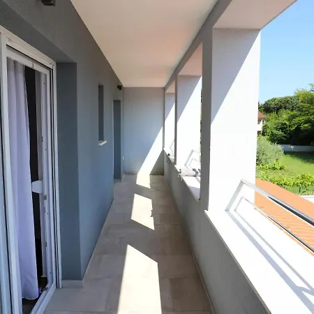 Istriatica, House For 18 + 2 Persons, 200 M From The Beach, Pool, Jacuzzi, Sauna * Medulin